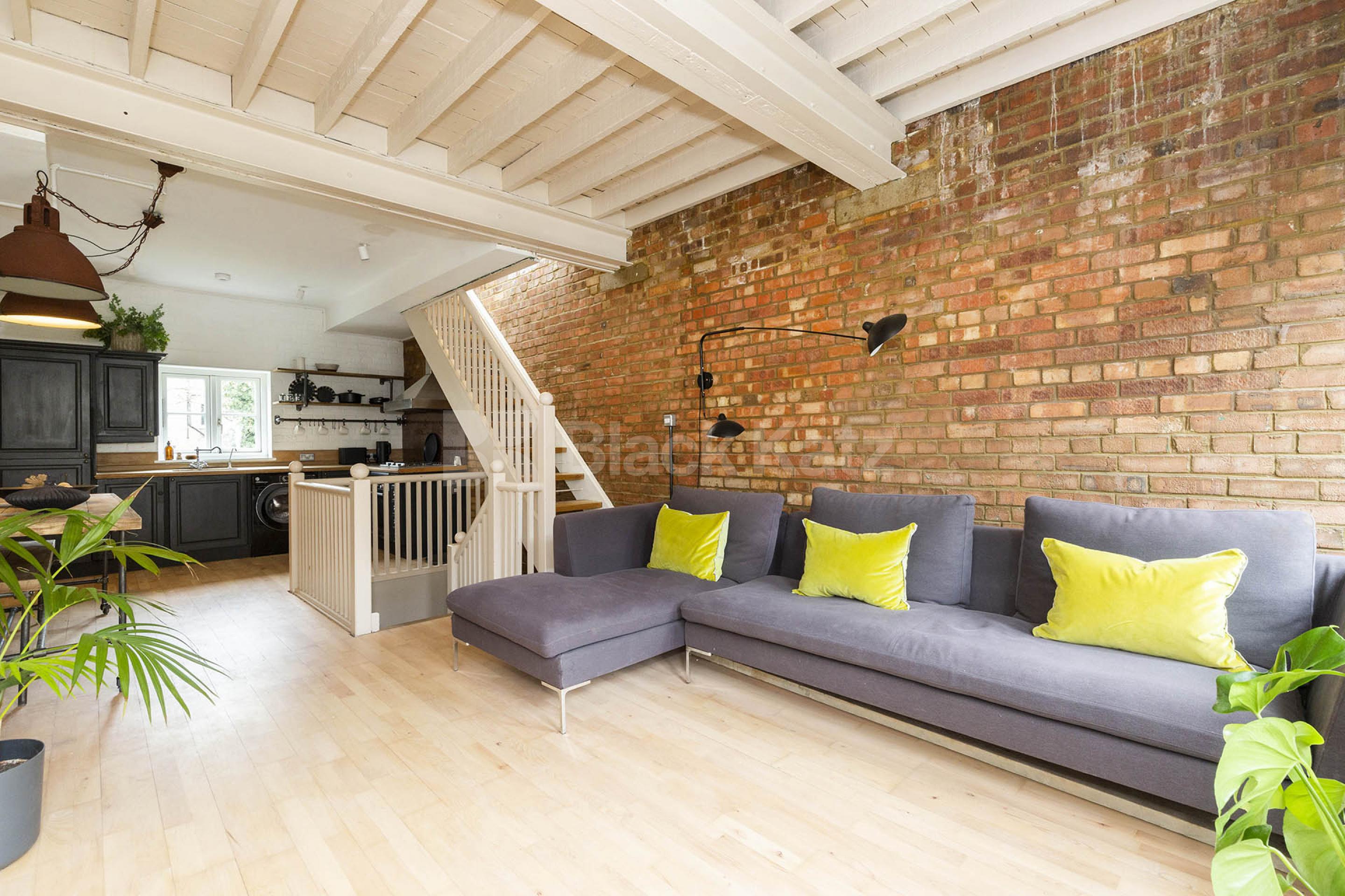 Stunning mid-Terrace house tucked away on a quiet mews Street Marlborough Yard, Archway N19